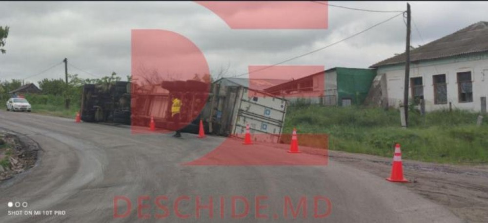 Accident la Căușeni. Un TIR a derapat și s-a răsturnat într-un șanț